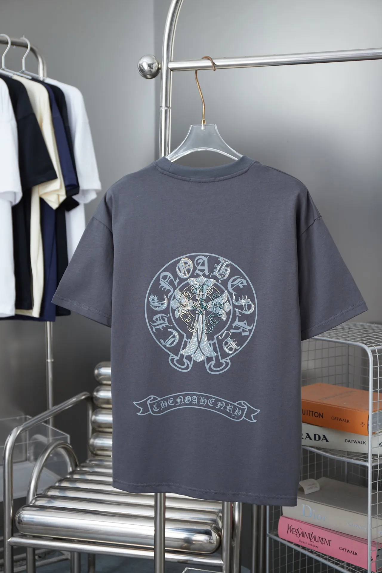 🅿️190 Ch*ome Hearte 25SS early spring new style Crow heart graffiti printed hot diamond short sleeves Light luxury essential item for daily commuting for men and women Correct version Welcome to compare Detailed features · 320g 100% pure cotton double yarn jersey fabric · Custom dyed in the same cylinder, special thickened 32 pieces double-strand 1X1 thread · Digital direct printing ➕Imported Australian pearlescent diamonds · Double needle stitching and cross-stitch technology · Original main mark, washed tag, brand moisture-proof paper packaging Color: black/white/rose red/grey Size: S/M/L/XL